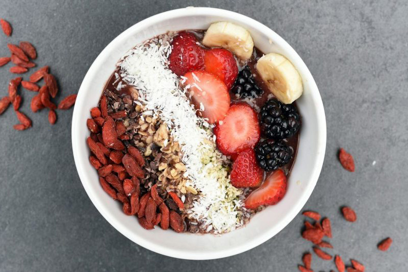 Müsli und Obst, gesundes Frühstück