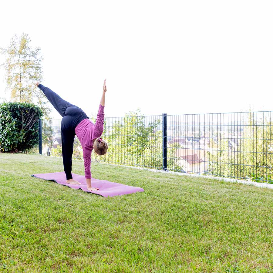 Yogaübungen auf Wiese